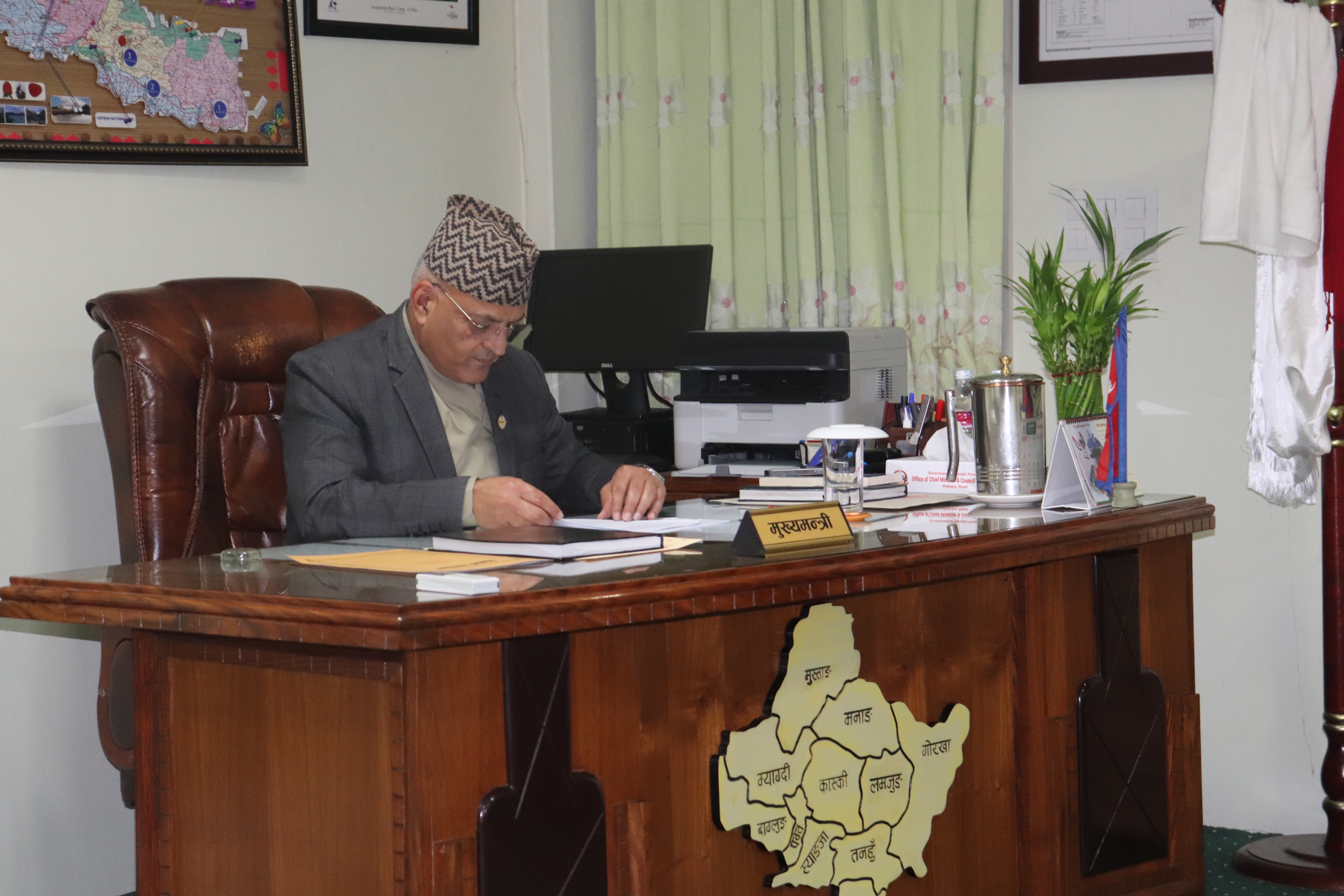 योजना कार्यान्वयनमा देखिएका समस्याहरूको पहिचान र निराकरणका लागि सुझाव तथा सिफारीस प्रतिवेदन बुझाउने कार्यक्रम।