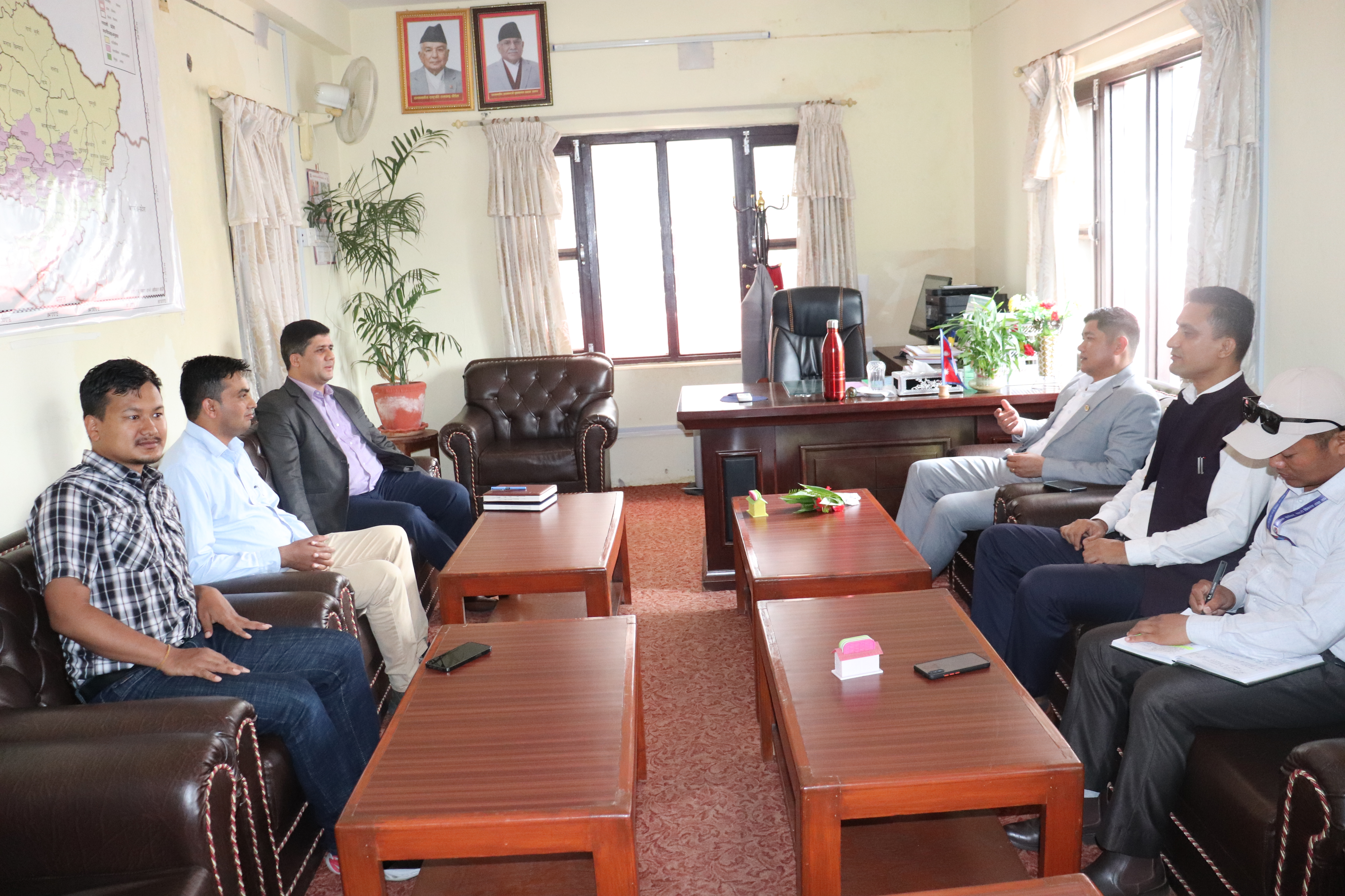 माननीय भौतिक पूर्वाधार विकास तथा यातायात व्यवस्था मन्त्री रेशम बहादुर जुग्जालीज्यूबाट यस आयोगको निरक्षण गर्नुहुदै