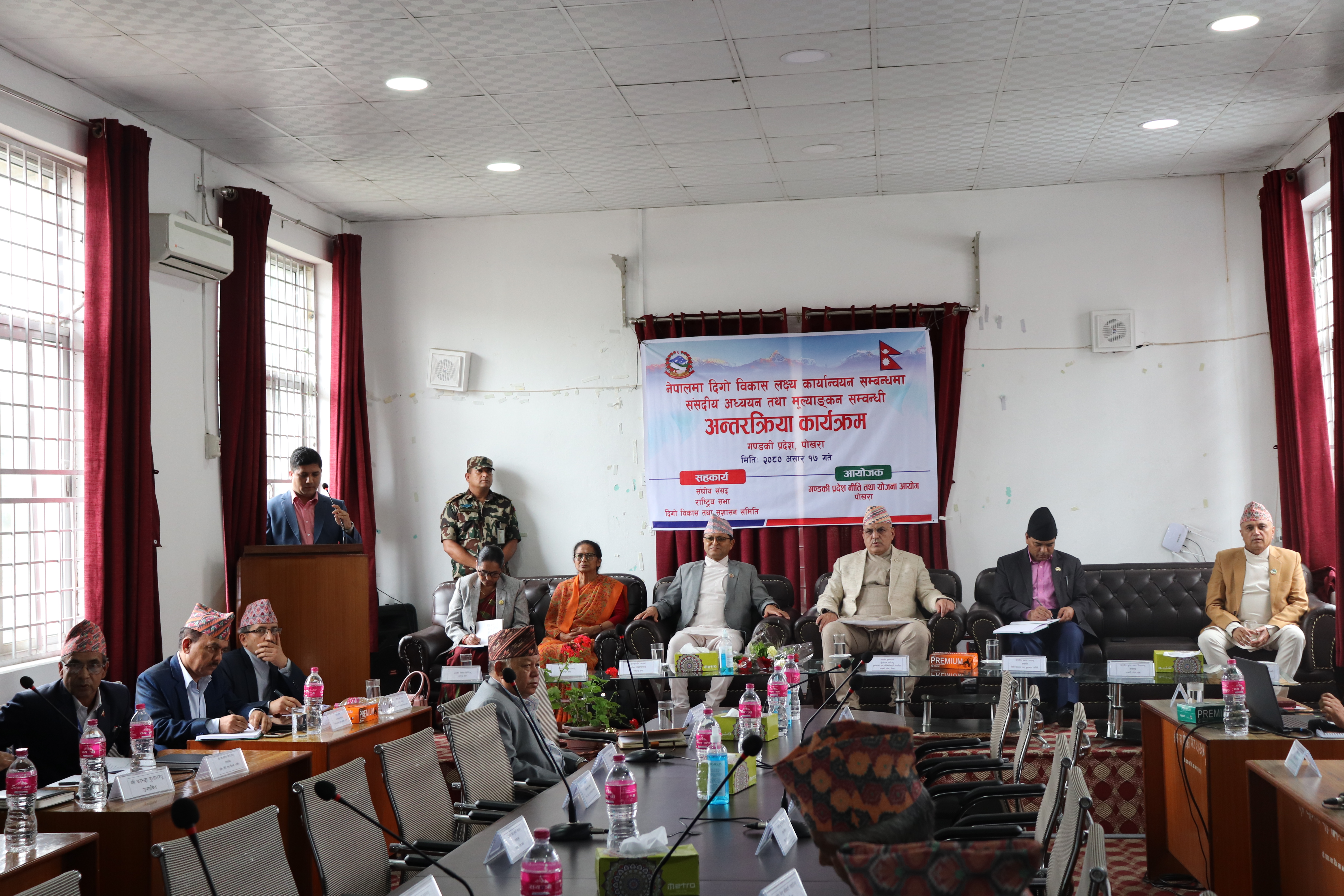 माननीय मुख्यमन्त्रीज्यूबाट गण्डकी प्रदेश नीति तथा योजना आयोगका माननीय उपाध्यक्ष डा. कृष्णचन्द्र देवकोटाज्यूले शपथ ग्रहण गर्नुहुदै